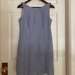 Gingham dress with open back and ruffle outline